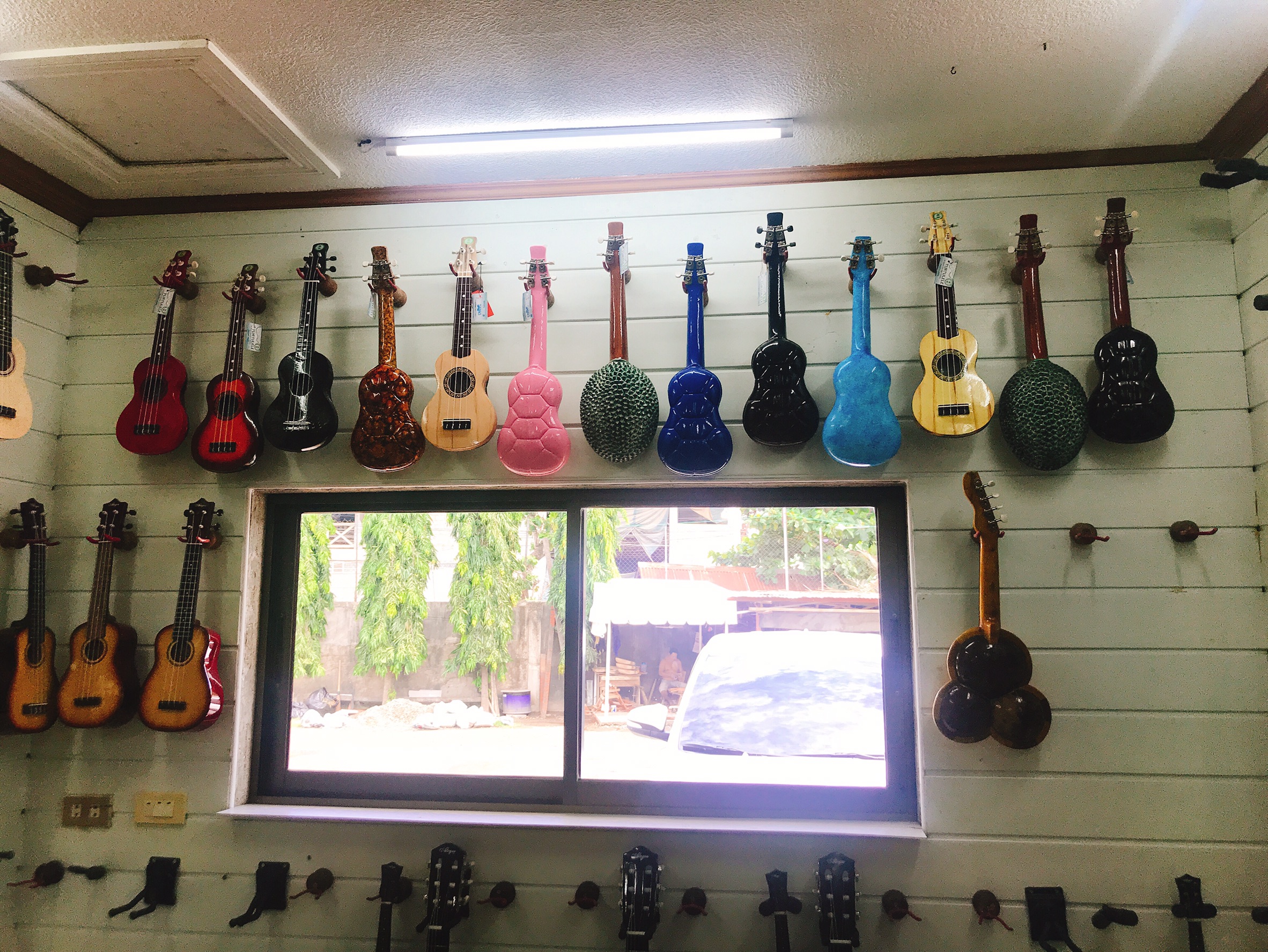 週末はマクタン島のギター工場めぐり♪